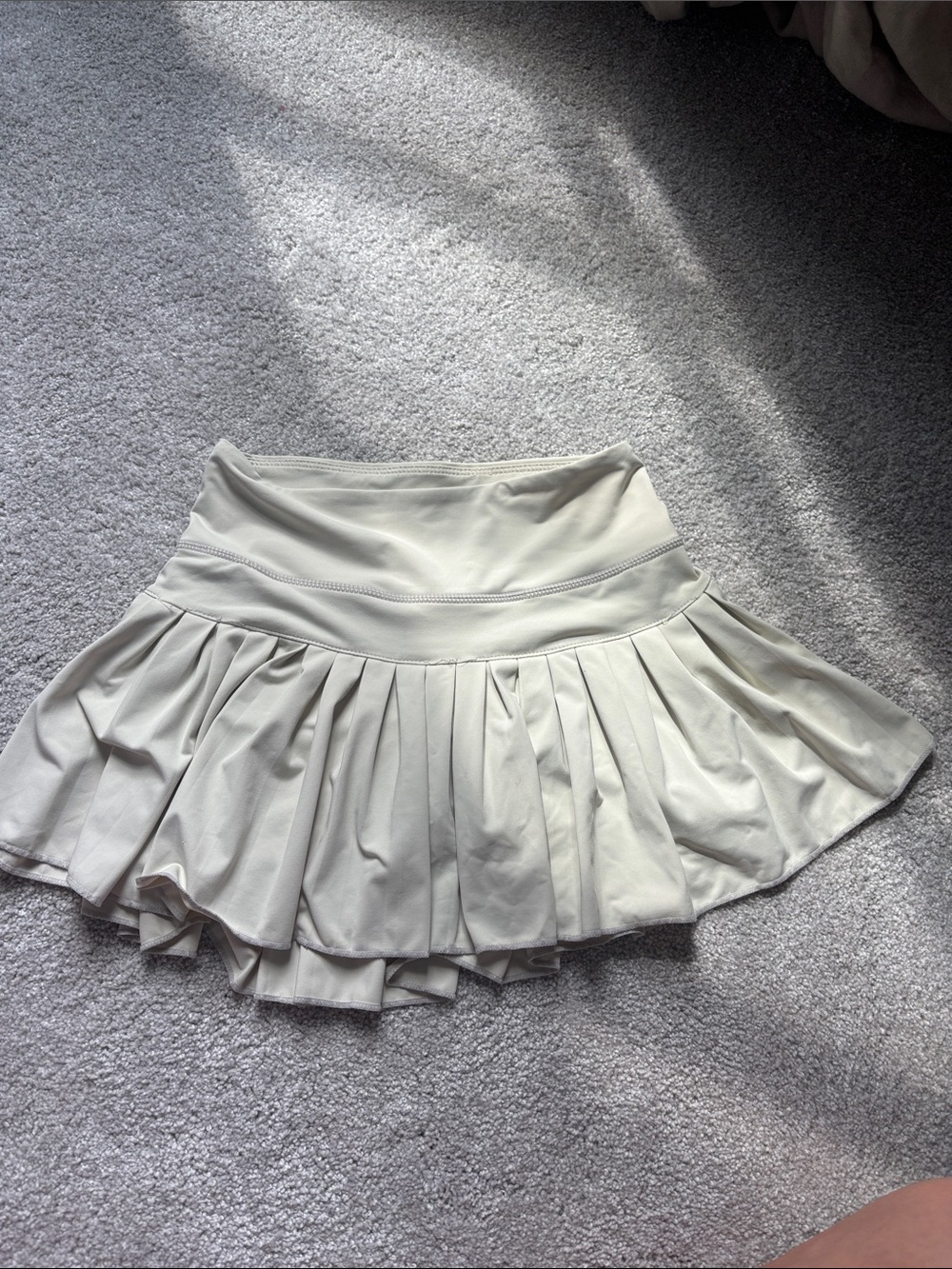 Light yellow gold hinge skirt